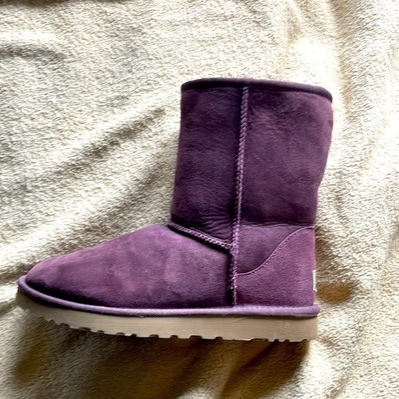 UGG Classic Short Boot Plum Purple Color size 10 excellent condition - Picture 1 of 7